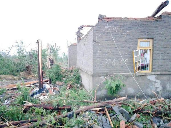 6��23������14ʱ���������ڻ�����ˮ-�γǸ������紦���ɣ�����ɨ���������ϲ������򣬸������¹�������վ�⵽12����磨34.6��/�룩�����������ש�߷��������ƻ����иּ�Ť�����������ߡ�����������Ϊƽ�ص��������������ʱ�����ױ���硢ÿСʱ50-100���׵Ĵ���ͱ�����