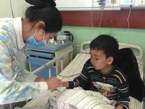 Ȼ������ͬ�����8���¾Ϳ�ʼ������ɫ�԰ף�������ð���ȣ�ȥҽԺ��飬���ͬ�������&beta;���к�ƶѪ���Ӵ��Ժ�ͬ��Ͱְ־Ϳ�ʼÿ������ҽԺ�ܡ�������ҽԺû���㹻��ѪԴ������ÿ����ʮ���Ҫ������������Сʱ������ȥ��������Ѫ��������ϸ�ð���գ�һ���»�Ҫ������Ѫ��