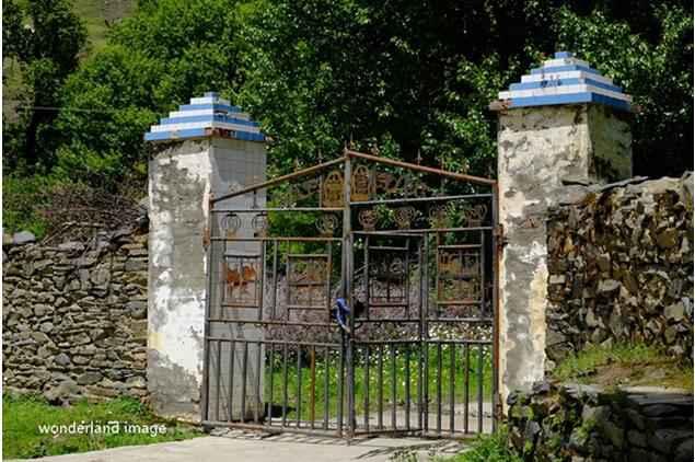 ����Сѧλ���Ĵ������ݿ���������������壬���ڴ弶������Դʮ���ѷ�������Сѧһ�ȱ��ٹرա��ڵ��ز������������ѧУ��ʦ������Ŭ���£�ԭ��������Сѧ�������ֱ�����������Ϊѧ��ǰ��ͯ�Ľ������ء�����СѧУ�ţ���һ��У�ƶ�û�С�