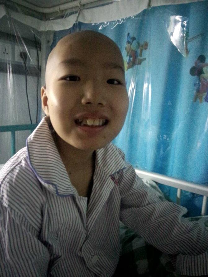 һ��ˮ���û�������������ϣ����һ�����������ߵ����ҵ���������һ��������Ƕ������ͥ��ѩ����̿���Ǻ����ط�У԰��ϣ��������������϶�һ�Ž�������Ц��������ףԸ��