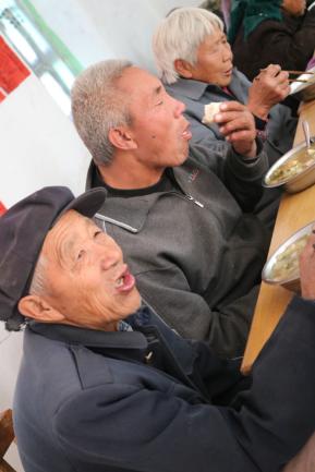 ��ʳ�óԷ�����������ү�������Լ���������ͥ��Է��������м����ϰ�����������������Ҳͬ����������Է���һ�������Ѿ��Ѱ���ʳ�õ������Լ��ļң�����үЦ�Ǻǵ�˵��&ldquo;��Ҳ��������������ʳ�ÿ��ǽ�������ǼҳԷ��Ĵ����⣡��ǰ���Ǽ�һ�ٱ�һ�٣��������춼�ܳ�����Ͳ���!&rdquo;