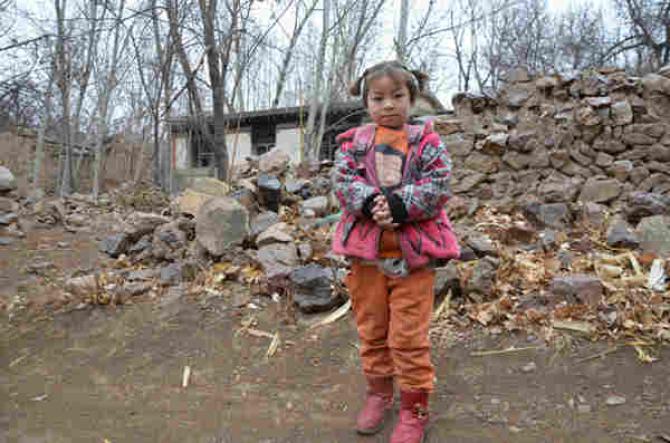 ������������ʮ�ֺ��䣬С�����������������£����ó�������ϲ����Ư��ȹ�Ӵ��������ϣ�����һ��������˵������ͺ�����һ���ȥ��ѧȥ�ˡ�����ǰ�����������ڼ����������£������ź��Ƕ���ɪɪ������