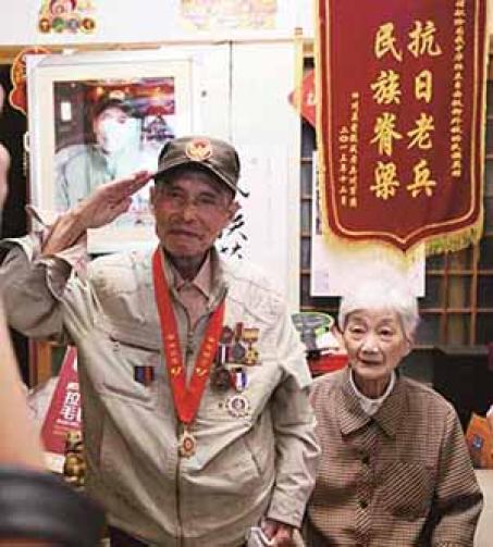 ����Ŀ���¡������ﾰ��������Ԯ��ս����һ�ȹ��������ǳ����ҵ��ϸ���ս���У���������Ѫ����Ľ�ɱ������ս�����������˵��˵�6�ν��������ܵ�ë�󶫵ȵ��͹����쵼�˵����нӼ������91������ˣ���û�������Լ���Ӣģ����Ϊ����ı˽�������ϳ�˵&ldquo;����һ��μӸ��������ս��������Ԯ��ս������ͬ������15�ˣ������Ż�����ֻ�����ˣ�������˾���ң���������ս�ѱȣ��һ���ʲôҪ���أ�&rdquo;