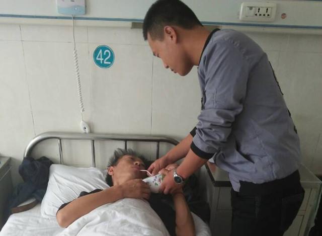 ���״�С���˶�ⶣ�����ʧȥ˫�ף�����г����ҽд����ȫ���Ŀ��ˣ�������������ѧ���꼶�Ͷ������Ǻ���ʡ˾������ѧԺ��һ��������Сүү����ȥ�����磬����ʮ������ͳ�ȥ��ɽ�ϱ�����Ǯ��үү��ǰǷ�µ�ծ�����ĸ�׺�Ŭ����Ǯ�����ӣ�2004��ջ�����������Ի�һ�����ˡ�