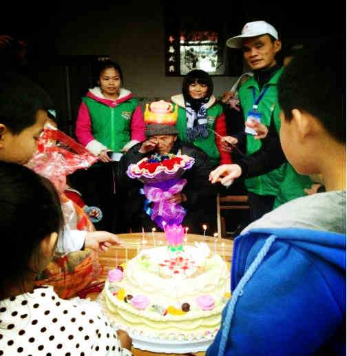 1��2016��2��15�����³��ˣ����簮���幤Э��־Ը��һ��ʮ�����������յ��⡢ˮ���ȵ���������ׯ�壬Ϊ��ս�ϱ�½����үү��ף103�����ա���һ��������Ϊ���� &ldquo;��ս�ϱ�&rdquo;�����������գ�үү�п���ǧ�����ϲ����������ͣ�ظ�л�����Լ���ᰮ����ʿ�����Ĺذ���