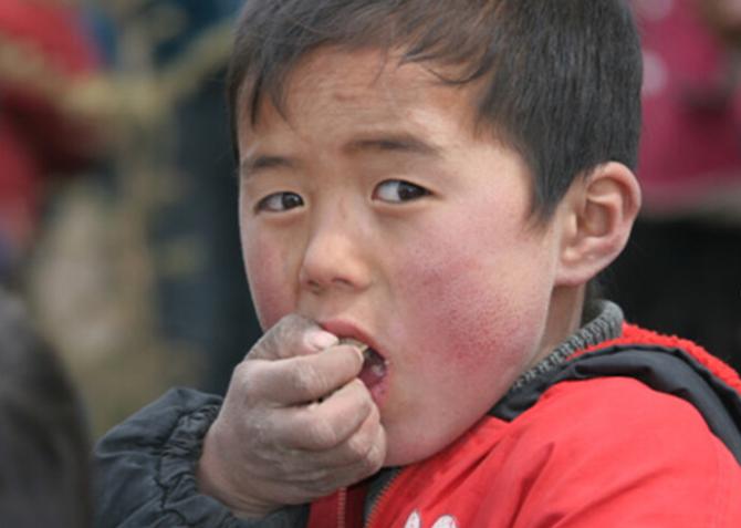 ִ�мƻ�������Ŀּ�ڽ�����������Դ���������������ɳ��ͷ���������100��������ͯ������������˵Ǽǹ��ģ�����1���繤�˲Ž�פ��ׯ���ھ�ס�ķ�ʽ����2016��1-6�·ݣ�Χ�������������ͯ������״չ��������ͯ����