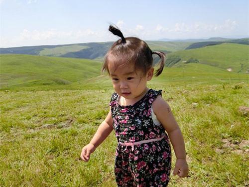 �������������ɰ���˵������·���Ƚ��硣һ������ÿ�����ͻ�������������ȥ�����������ĺ��Űְ����衣СС���Ĺ�ÿ�춼�ᶺ���Ц����ͣ������㲻�������������װ�����أ�ÿ�����ӻ����������ֵ�ʱ�����ͻ����Ż���Ľ���Ť���Լ���СС�����壬���۾���͸��������а����������������