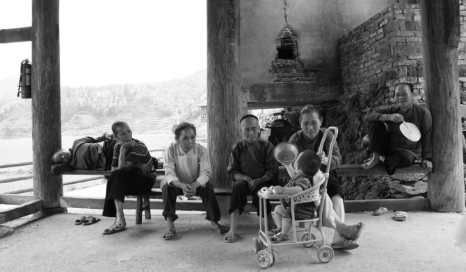 ���������ĺ����ǡ������к�������������ʳ����ʱ�������ĺ��Ӷ��ᾲ����վ����Χ�����ŷ�һ�㣬�����������Ե����ſ�ˮ��ȴ����˺������һ���ķֵ�С�������ÿ����һ��㣬ȷ��ÿһ�ݶ���࣬Ȼ�������໥΢Ц��һ������������ζ����Ȼ�ֵ�ÿ������ĺ��٣������������ϱ������Ҹ������ơ�