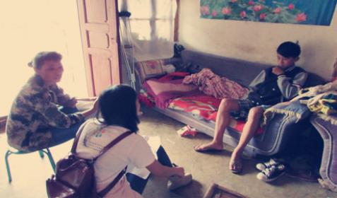 ����ͥ��ƶ����ʮԪ�Ľ�ͨ���ã���Ϊ������ѧ���谭��������13�꣬������Сѧ���顣һ����ǰ������ٵ����ڷ���ʱ��������ɽ�£�ˤ���������߹ǡ�Ϊ���β�������������Ƿ����ǧ�����ծ�����ļ�ͥһ�������6000��Ԫ����һ�ܼ�ʮ���������ͨ�ѣ���Ϊ��ͥ��С�ĸ�����