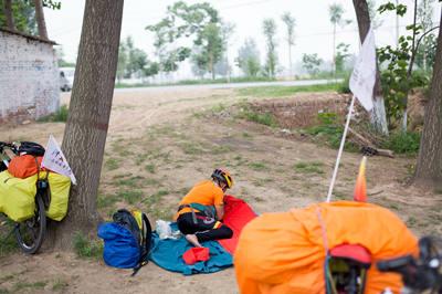 �鰬���У���Ҫ����֧�� 1�� ��&ldquo;��&rdquo;��һ�̣� �������ڷ����ʱ���;���ĳ�����ѡ��һ��·��������ǹ�ͬ���У�����֮ǰ����ǰһ����ϵ���ǡ�����΢��@�鰬���У� 2�� ��&ldquo;��&rdquo;������ �������������о������е�NGO����У԰����������������һ�����Ĺ��£�����ǰ��������ϵ��