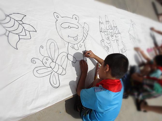 �������֣���������10�꣬���͵ܵܶ��Ͷ�������Сѧ���ְ���С����6��ʱ��ȥ���ˣ���������ڱ����򹤣��ֵ�������үү����ס��ÿ���������ż٣���ѧУ���޵�С���־�ǣ�ŵܵ��߻ؼң�&ldquo;·̫���ˣ�Ҫ��30�����ɽ·��үү�ȽŲ���������������������ǡ�&rdquo;