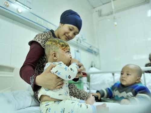 ��������ձ���С�ڣ�ͻȻ�������ﴫ���۵�һ�������Ӵ������ӵĿ�����&ldquo;�ҿ���С������������Դ����£�ſ��¯���Աߣ�ͷ������ȼ�գ��Ա��Ǵ򷭵�װ����ˮ�Ĳ������ʱ�Ҿͻ��ˣ�����һ��ˮ�ù�ȥ��Ȼ������ɷ�����һ����ҽԺ�ϡ�&rdquo;