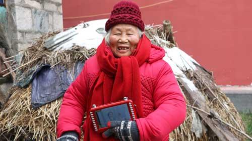 ������Ҫ��ʲô���������٣�ũ��¹��������ι�һ����ů�����ꡣ���ǽ��߷�ο��ũ�����ѹ¹����ˣ���չ&ldquo;������ů&rdquo;���Ϊ�¹����˻������£���һ����ů�Ķ��졣ͬʱ������Ҳ��Ϊ����������һ̨���忴Ϸ���������������;��ʵ�Ϸ�罫��������ˣ�����û�е��ӵ�ƶ������Ҳ���������ˡ�