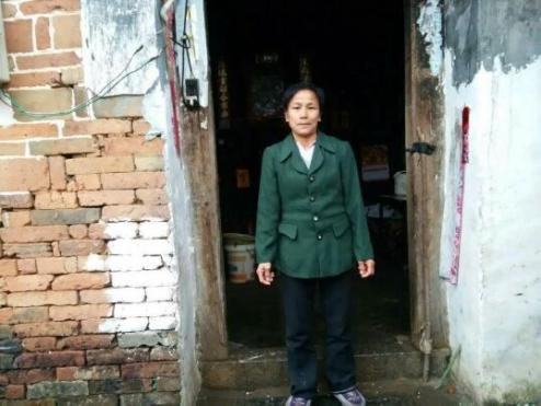 վ���Լ��ſڵĻ�֦��������������������Ů��һ��ϸ�Ӱ������ȴ˵����������Դ�Ұɣ�Ů���ǻ�С����������������Ӱ����˵����һ��һ���Լ����������ˣ�����ȥ����Ҳ������ӣ���Ů�����ڼ����ܰ����ֵ��ܶ������ˣ�������ο��