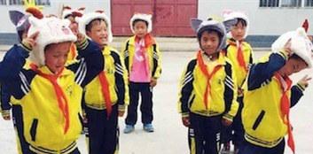  ������ˣ����ڽ���7�£�Ϳ��ʦ���������Ⱥ�ɰ������庢�����߳���ɽ�������Ϻ������Ϻ���100�����ж�ͯ��ͬ�������־硶�۹�С��ͯ��������&mdash;&mdash;�������������֪�����ֻ�����ͬ��һ�׸裬��7��17�յ����Ϻ��д����̨1200�˵ľ糡�����ⲿ���־硣