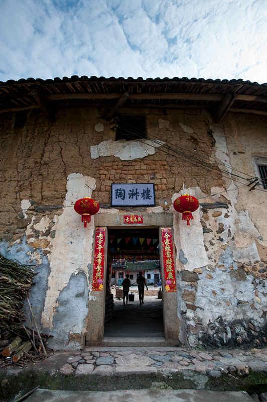 ����������¥�Ĺ���������¯���������˽���ʦ����Ӱʦ��־Ը�ߣ�������ȱ߼ƻ�����������¥���ﱸ������Ժ��һ�ڹ��̻����Ȱ����ᡢ֧�������桢�����й���֧�֣���ͬ�����Գ��3����Ԫ�����Ｏ��10��Ԫ������������¥�ݶ���ǽ�档