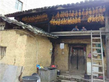 �ں�С����̸ʱ���������Ķ��䡢���Ӻ��촽������Ť���������߼����������ᾭ��������Ѫ��������14�����������볣�˲�һ��������������ڽ��ң�������ʳ�ã�������һ���ˡ�����С���������У�ȴ��������������ͬѧһ����һ���ϿΣ�һ����ˣ��