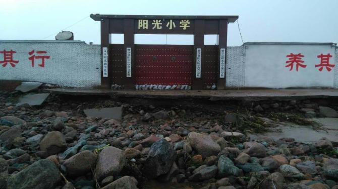 ѧУǰ�����޷���·�����ŵ���·�������Ţ���У����ǵ��������������ף���ʦ��һ���ſ���˫�ſ����������ཬ�У������Ӵ�����ȫ�ش���