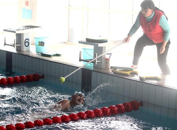 С������14�꣬һ��175��˧С����ױ������ںڰ��У�����С���Ǹ���ǿ�ĺ��ӣ��Ȱ��˶����ں���ʡ�ٰ�ĵ�����м����˶����У�С������������һ����  С������������һ���˶�Ա�������Σ�������������ż��