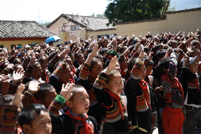 ��9�㣬������ʽ׼ʱ��ʼ����Ϊ����һ�������Ǵ�����ƽʱ�᲻�ô���������Ρ�����Ĺ������У���������ˢˢ�ľ������������۵�С�֣��ڳ������γ���һ�������ķ羰��