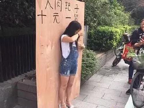 ����ľ��䵱&ldquo;����&rdquo;�Ĺ���м�����������21�꣬���Թ��ݡ�����һ��������Ϲ���С÷������Ÿ���18�ꡣС÷æ�Ÿ�Χ�۵��˽��ͣ�����������ľ��һ��������ĬĬ�������ܿ죬������ֵľٶ����𸽽�Ѳ���񾯵�ע�⣬���ǵ�&ldquo;���&rdquo;��Σ���ԣ��ټ��������������ļ����¿տ���ƾ���񾯽������͵�����ˮ�ɳ�����һ���ɳ������곤Щ�ļ������㼱�ˣ��������ͳ���һ��ֽ��˵�����Լ�ļ���&ldquo;֤��&rdquo;����һ���ŷ��ģ�����ȷʵ����Ϊ&ldquo;������&rdquo;�Ĳ�����������顢�ͱ�֤���Ȳ��ϵĸ�ӡ����&ldquo;�����ҽ�㣬�����˰�Ѫ�������ھ���������ҽԺ���β���&rdquo;������˵�ţ�����͵���������