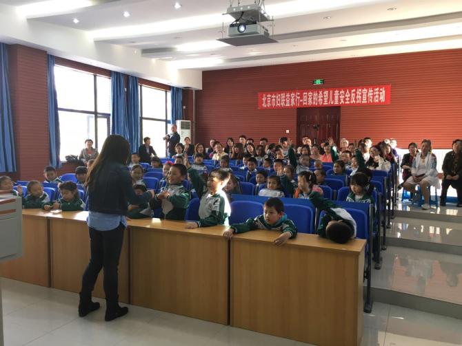 �ؼҵ�ϣ����ͯ��ȫС���ã��ؼҵ�ϣ����ͯ��ȫ����С���ã���϶�ͯ��ȫ������ϰ�������������&ldquo;����ƭ&rdquo;�ĸ��ܺ��ܽ��ͯ���������İ�ȫ֪ʶ����Ϻ���ϲ���Ķ����Լ���ͨ����ȷ�ʽ���ú������շ���֪ʶ���Ӷ���ǿ���ӱ����Լ���������