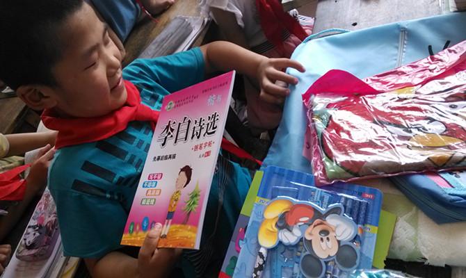 ���������˵�Ǹ��ݳ޵Ĵʻ㣬ÿ������ļ��λؼ�Ҳ���ٴ���������ǡ������갮�������һ�����ɰ�����Ʒ��С��������������ذ����ǷŻ�ȥ����˵Ҫ����Щ��������׵ĵܵ����š���������˭����