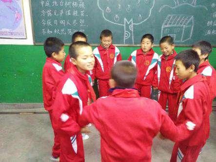 ִ�мƻ�������У�������꼶ѧ�������س����飬ѡ���س������Ȱ����ֻ��ѧ����ͳһѵ��������ǿ��������ѵ��������������λ�á�ֱ��ѵ���������Ժϳ�����Ա���н�һ����������ʽѵ������������ϵ�������룬������飬�߶��������Ͷ���ѹ����ƽ��ͳһ��׼��������Ϊ����չ������׼����