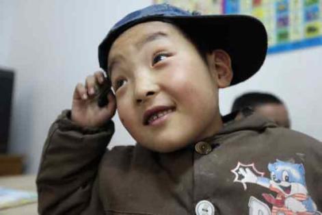 ����Ŀ���¡������ǵ�����Ӧ�ó�������ͻ�Ц����������һȺ���ӣ����������ںڰ��У�Ŭ��׷�����еĹ������������������������磬������������ĺ��������������г����ϰ������λ��һ˫���εĳ��������ǰ��衣��æµ�������䣬���Ƿ񿴵����ǵ���Ӱ���ܷ��������ǵĺ�����