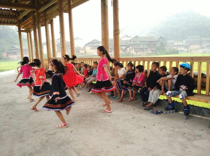 ���ж�������С��ʹ�����Ǵ���&ldquo;������԰&rdquo;�ĺ��ӵ���ɳԲ�����Σ��������߳�ȥ���ջ�ܴ󣬲��������˴���е����ӣ�Ҳ���ܵ������Ĺػ���һ���������Ķ����ǵ�־Ը�߻ݻ�˵��&ldquo;�ݻ���ʦ����Ҫ�ú�ѧϰ������ɳ����ѧ��Ȼ���ͨ����կ�ӽ���ã��������ˣ����չ��㣡&rdquo;