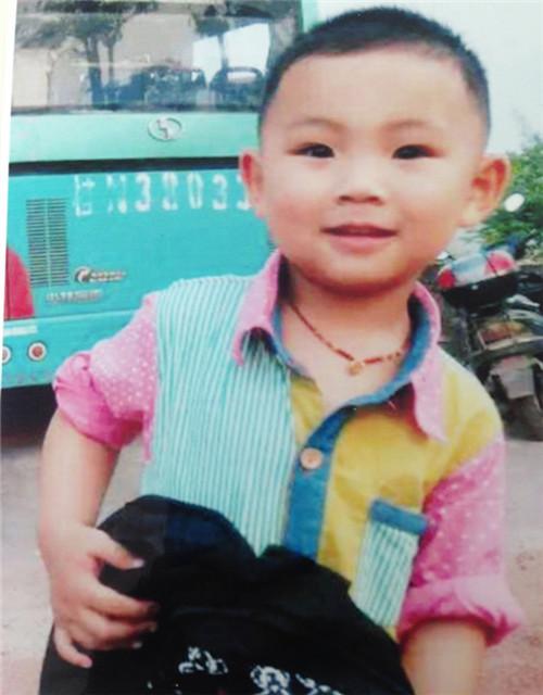 �������е�СЦ�ǡ�һ������������ͯ�걻��ħ����������ˡ��ڱ�ĺ��ӱ���ߡ�������ʳӵ��ʱ�����С�ƺ���ֻ�������ĹǴ���������Ż�£����գ�ÿÿ������˺���ѷεĿ޺�������ĸ���Ķ��ڵ�Ѫ�����黺��ʱ��С�ƺ�����ֵ�ʱ�⣬�����˲�ʹ��ĥ�����������ڲ����и���Χ���˴�����һ����Ļ�Ц��