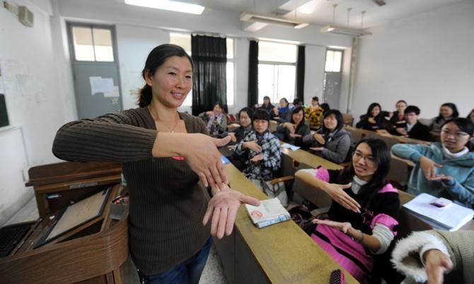 ���Ǵ�ѧ������ѡ�޿���ʦ�������Ͼ���һ�ҹ����������������ҵ������һ����ѧ��������һ�����ˡ������������Ͼ���У�Ĵ�ѧ�������������ˣ�����ϲ����ͬ���Ļ������Ǻ��治ͬ����Ⱥ������֪�������и�Ⱥ������ˣ����˵�����������ȴ���ü�������ϣ��ѧϰ���˵�����-���