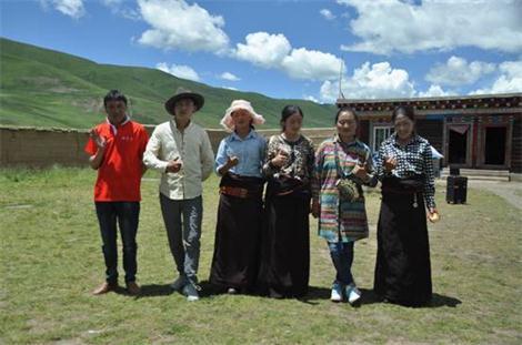 �Դ����ʼÿ��ĺ���٣�÷��ͺͼ�������ͬѧһ��ȥ֧�̣��������ǽ̺���߳�ȥ������֪��  ѧϰ������������庢����˵�����ǲ���һ˫����ĳ��