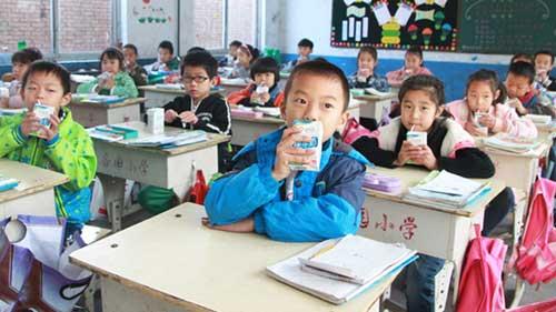 Ϊ����ũ��ƶ�����ӵ�Ӫ��״���������Ǻ���ͨ�ĺ���һ����׳�ɳ��������ط�����&ldquo;����Ӫ�� �����ɳ�&rdquo;Ϊũ��Сѧ����ţ�̼ƻ���ǰ��Ϊ���ա�����ũ��ƶ��������2�����Сѧ�� 300����Сѧ��ÿ����ȥһ�д��̣��������㷺�ؿ�չũ��Сѧ��Ӫ��&ldquo;��ƶ&rdquo;���