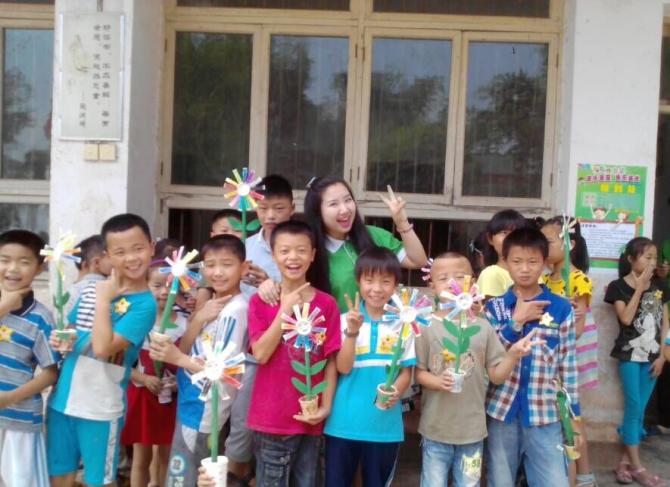 �˴Σ����ǽ�ļ��102000Ԫ������������Ĵ�ʡ�����ش���������Сѧ�����ڸ����ڰ壬��װ��ơ������Լ���������Ρ��칫���Ե�Ӳ����ʩ�Դ�������ѧУ�İ�ѧ������ʵ�ֺ����ǵ���Ը��ɽ����ʦ��������롣