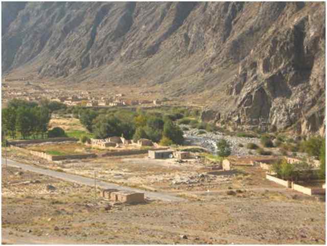 ����λ�ڴ�ɽ���ɽ����ʯͷɽ����������ɫ���ߺ��ߺ��ε�����ũ����Ⱥ��ε͵ĵ������������ټ��ϸ������С�����һ����ջ���������������һ���ˡ���˳�����������ֳ�������⣬�󲿷���ֻ�������ı����