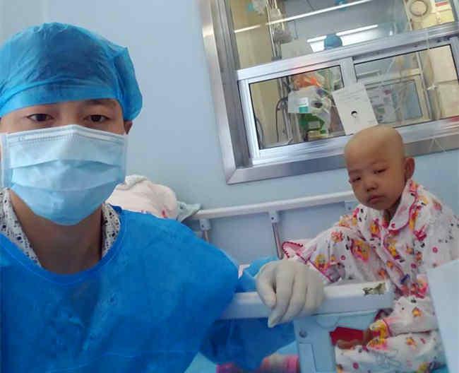 ���ڸо��Լ��������ˣ�ÿ��һ�ļ��ã�һ�߲�����ҹ�չ�Ů������һ�𿸹�����ѹأ�һ�߸�������繤��־Ը����ϵŮ����ʱ����ѪС�廥������һ�������Ż��ж���Ǯ��һ����ϵ��Ǯ������������Ϊ���˸�ϸ��������������ڲ��⸺��һ�����͵�׼����