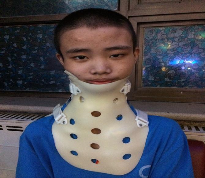 С��������1.81��С�����ˣ�˵��������Щɳ�ƣ���һ˵������ȫ����һ��������С���ӡ�˵������ʱ�ر�ƽ����˵��ǰ���������裬���ڴ��˲����ˣ�Ҳ�����������϶����Լ����Ѵ�����˵��ְ�ʱ��С��Ҳ�̲�ס�����ˣ�&ldquo;�ְ�һ���˴����ң��ر����࣬ʲô��Ҳû���ϣ�����԰ְ�˵���ְ֣���������