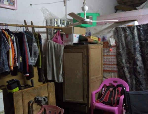 ���ų���һ�����������е������������ӣ������Ѯ��˫�ף���ֵѧ��ĺ��ӣ�һ������˼���һ����ʮƽ�׵ķ�����������ļҾ߶�û�У���ƶ����������һ����ɽѹ�����ļ���ϣ���Ȼ��������������ģ������Ӳ���Թ��Ҳ�������ú���ȥѧУ�����Ŭ����ϣ����