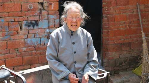 ����82��ĳ±������ˣ���һ˫��Ů������ȴ����ʮ�ֹ¶��������ڳ�����������������15���ĺ��ӣ�Ů��Զ�����磬ֻ�й�����ܻ������죻�ϰ������ز��������˼��ж���Ļ������ƣ������ջ���������御�ֻʣ����һ�����˵ĳ±������ˣ�����ʰ�ĺ͵ͱ������Լ���С���ӡ�