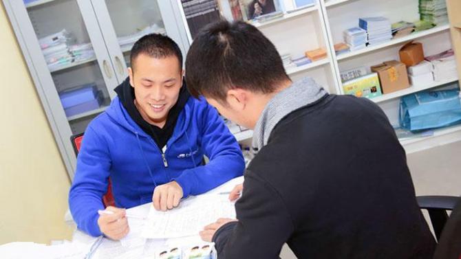 Ŀǰ�����Ҷ�HIV��Ⱦ������ѵ��������ߣ�����ȱ��ר�ŵ���ԱΪ�·���Ⱦ�߽��б�Ҫ��������ѯ����Ԥ�;�����顣 ����Ŀ��ҪĿ����Ϊ�Ｏ�ƿΪ�·�����δ�������Ƶ�����HIV��Ⱦ�ߣ���������Ե�����֧�֣�����־Ը�߶������һ��ʱ���ľ�����飬ʹ֮�ܹ���ȷ����Լ���������������ơ�