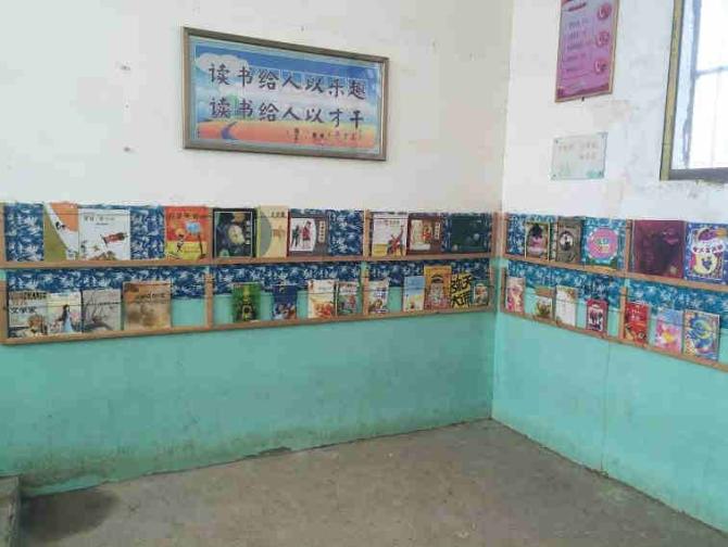 ������Ѩ��ɽ��Сѧ¥���Ķ�ͼ��ǽ�����û����Щ������Ŀ��ɫ���ͷ׵��鼮����ô��������������У԰�أ����������Ӳ����ʩ��������鼮���ϼ򵥵Ĳ��ã��������㺢�������е��Ķ�������