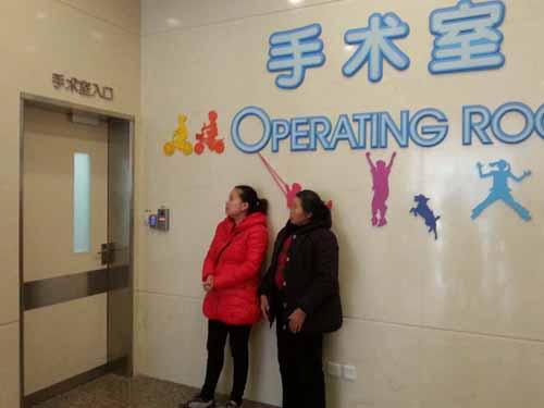 �ں��Ϻ��»�ҽԺ��ϵ��С����ź���������ͣ��ؾ���10����Сʱ�Ȼ������Ϻ��»�ҽԺ��ס��֢�໤�ҡ�ҽ��˵��С��ķ����ر����أ����������˺ܶಢ��֢�����Ʒ�����Ҫ��������һ��ʱ�䡣����20����ҽ�����ľ�����֢�����Ѿ���ʼ��ת ��