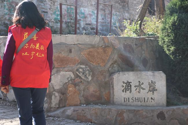 �������ѵ�ɽ·�������������������ɽ�����ʯͷ���ɵĴ�ׯ&mdash;&mdash;��ˮ���塣