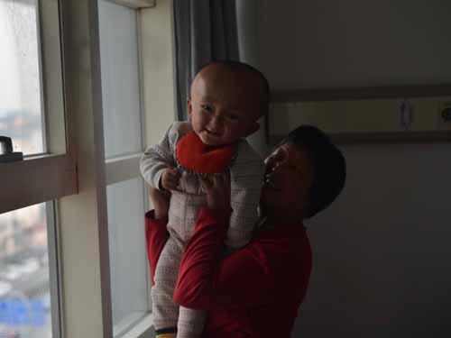 ����һ�����˲���ֱ�ӵļң�����һ�����˿��˾����۵ĺ��ӡ���ĸ���������������ӡ�үү��Ѫѹ����������Ҫ�չ������ְֲ��ۣ����費����"�¶�"��������ң����������������С�㻪������ֻ����̣�����үү����ֻ�ܽ�С�㻪������һ����ͥ��ÿ��1500Ԫ�����˴�ĸ��ι�����ӵ�����¡�