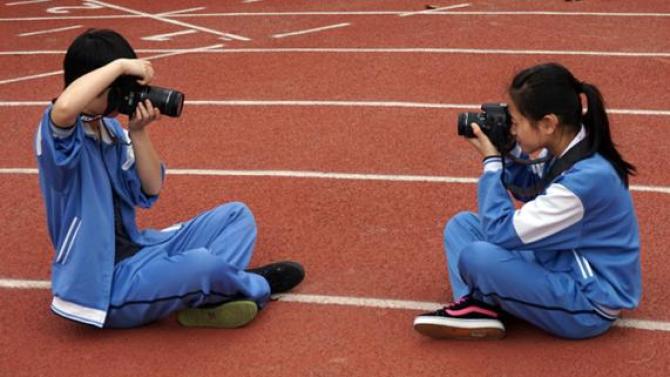 ������ͬʱ������Ӱ��Ļ���һ�����Ͻ��ã���ѩӨ����������Ӱ���ȥ��һ��ѧϰ�У�����չ�ֳ��˹��˵��츳�������ѩӨ��һ���ǳ��ֹۿ��ʵ�Ů���ӣ���˵�Դӿ�ʼѧϰ��Ӱ�����ǽ�����һ���µ����磬������Ҳ������������޷��ټ���ѧϰ��Ӱ��