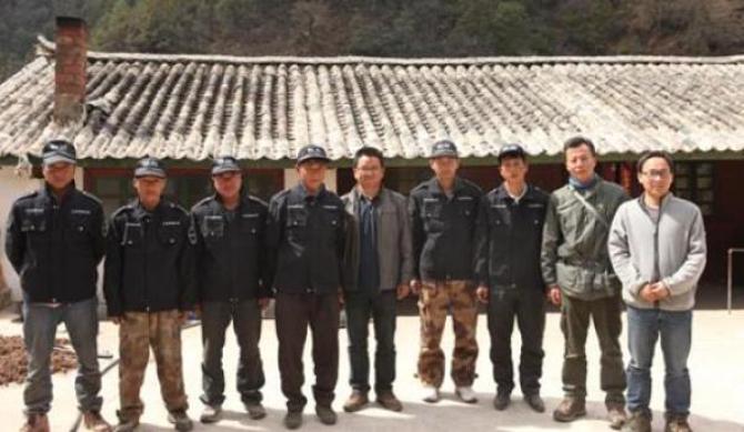 ����Ŀ���¡����ǻ���������ҽӰ��ˡ����ţ�����־������С���͸��Ŵ��˽��Ͼ�ɽ������������϶��&ldquo;ײ��ʲô��ʲô��Ҳ���������&rdquo;�� ֱ����һ�죬һ������Ե�ͬ�������һֻĸ���˿���־������С����������˼ң�&ldquo;���������߲ˡ�����̦޺ɶ��ι�ˣ�ɶ�����ԣ��ͱ����ҵĲ���һֱ�ޣ�û���������ھ����ˡ�&rdquo;&ldquo;���Ժ���û�������&rdquo;�Ӵˣ��������13���Ե����ˣ���������ǹ�� ��û���κ��ʽ�֧�ֵ�����£�����һ���������Ͼ�ɽ��Ⱥ��������15�ꡣֱ��2003 �꣬����Ȼ����Э�ᣨTNC����ʼʵʩ�Ͼ�ɽ���˿�ﱣ����Ŀ���齨��һ֧����־��Ϊ�ӳ��ĵ��˿����Ѳ���ӡ������꣬���ſ����ӽ���30���ˡ������������ˡ�������������Ҽ������֡�