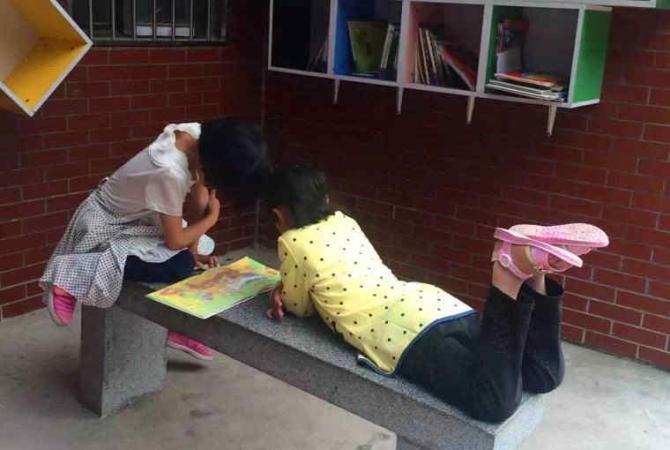 �ǻ�֮�������ѧУ��չСͼ��ݳ���ѵ�����������ǲ���ѧУ��ͼ����Դ�����������ֵ������ʦ�Ǳ��ѷ��صĹ���ѹ���������������ӵķ�����ʶ�����������������̾���ÿ���༶��5����10��ͼ�����Ա���������𱾰༶��ͼ����Դ���������ֵ�ͼ���ҡ�У԰ͼ��վ����Ӫ�����꼶������Ϊ���꼶����