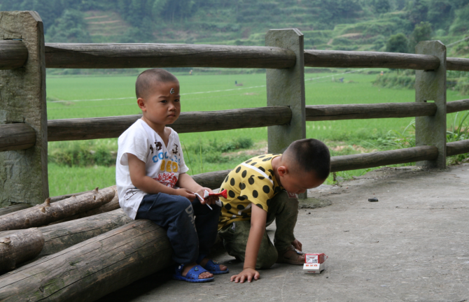 ������ļ�ͥ����ȱ�����ӵ���ʳ������Ϊ�����ݽ�������Ҫ�������ٳ���ʳ�����������ﺢ���ǵļ�ͥ����ĸ��������򹤣�����ǮҲ���࣬�����Ǵ�������������Ǵ����ģ�û�ж����Ǯ����������ʳ�� 