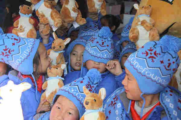 ������Ҽ������ů�����븣���ĵ����꣬����ϣ����ͨ���Ը���������ů����ļ�裬Ϊ���ܺ��֡���������������������ͯ��ȥ��ů���ֺ��ܶ࣬���Ӻ�С��������ů�źã�